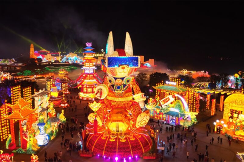 2023年春节自贡灯会游客火爆，门票收入超过一亿，人流量超过70余万